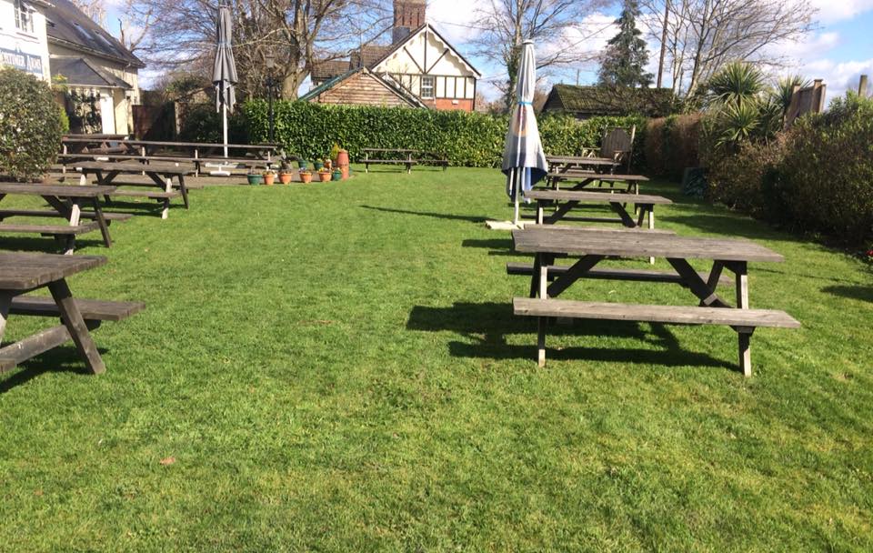 Garden ready for the weekend - The Mortimer Arms Paultons Park New Forest